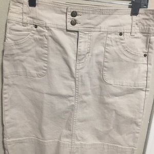 Short tan skirt: Code Bleu